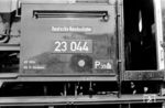 Manfred van Kampen begleitete bei Krupp in Essen den Bau mehrerer Loks der Baureihe 23 aus der 4. Lieferserie. 23 044 präsentiert sich am Ablieferungstag mit der damaligen Regelbeschilderung aus ausgeschriebenen Eigentumsmerkmal, Lokschilder mit Ziffern in DB-Normschrift, BD- und Bw Schild sowie dem Gattungskennzeichen, alle gestaltet erhaben aus Alu-Guss. (14.06.1954) <i>Foto: Manfred van Kampen</i>