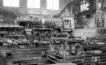 Bau der 23 052 bei Krupp in Essen. Die Abnahme der Lok erfolgte am 12.11.1954 im Aw Mülheim-Speldorf, erstes Bw war Oberlahnstein ab 24.11.1954. (04.09.1954) <i>Foto: Manfred van Kampen</i>