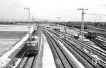 Für den E 4889 (Stuttgart - Ludwigshafen) reichten die 100 km/h der Offenburger E 40 071 offenkundig aus.  Die Aufnahme entstand am Mannheimer Rangierbahnhof. (25.08.1962) <i>Foto: Helmut Röth</i>