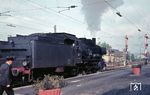 38 3520 (Bw Freudenstadt) ist mit E 4683 in Böblingen eingetroffen und setzt vom Zug ab. (10.10.1963) <i>Foto: Theodore Shrady</i>