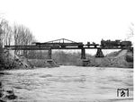 38 3370 beteiligt sich mit einem Arbeitszug am Wiederaufbau der Opladener Wupperbrücke am Hülserbruch zwischen Opladen und Richrath. (12.01.1946) <i>Foto: RBD Wuppertal (Eckler)</i>