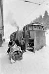 Während eine 85er mit einem Schneepflug aus Titisee in Feldberg-Bärental eingetroffen ist, sorgt ein Bahnhofsmitarbeiter mit einer Schneefräse (angesichts der Wetterlage möglicherweise vergeblich) für einen schneefreien Bahnsteig. (01.1960) <i>Foto: Reinhold Palm</i>