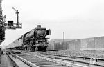 01 1096 (Bw Kassel) mit einem Schnellzug zwischen Frankfurt-West und Abzweig Galluswarte auf dem Weg zum Hauptbahnhof. (1954) <i>Foto: Reinhold Palm</i>
