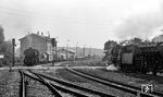 Während der Zwangspause in Eckartshausen-Ilshofen wartete 044 143 vor Dg 6746 u.a. die Kreuzung eines Güterzuges mit 052 218 ab.  (16.09.1972) <i>Foto: Burkhard Wollny</i>