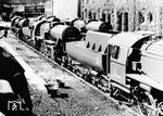 Für ein Pressefoto wurde die Tagesproduktion von fünf Loks der Baureihe 52 (u.a. 52 6107, 6106, 6105) bei der Berliner Maschinenbau-Actien-Gesellschaft (BMAG) in Szene gesetzt. 52 6107 verblieb nach 1945 in Polen, 52 6106 wurde 1963 von der DDR-Reichsbahn in 52 8095 umgebaut und 2017 unter ihrer alten Nummer bei der Vulkan-Eifel-Bahn Betriebsgesellschaft Gerolstein wieder in Betrieb genommen, 52 6105 blieb in der Sowjetunion. (08.1943) <i>Foto: RVM (Ittenbach)</i>