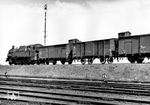 93 094 mit einer Rangiereinheit im Güterbahnhof Berlin-Pankow. (1942) <i>Foto: RVM (Ittenbach)</i>