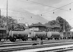 Kesselwagen "Köln 926 306", "Köln 926 304" und "Wien 926 775" des Ölvereins 6 Münster im Bahnhof Hall in Tirol. (1942) <i>Foto: RVM (Ittenbach)</i>