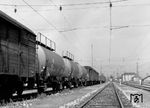 Ein Güterzug mit den Kesselwagen des Ölvereins 6 Münster in Hall in Tirol. (1942) <i>Foto: RVM (Ittenbach)</i>