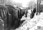 Fünf Tage lang wurde der Zug bei Stolpen freigeschaufelt. Die Dresdner 86 059 konnte erst am 15. Januar 1970 gegen 12.15 Uhr geborgen werden. (15.01.1970) <i>Foto: RBD Dresden</i>