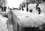 Mit vereinten Kräften wird der vor fünf Tagen steckengebliebene Personenzug bei Stolpen von Eis und Schnee befreit. (15.01.1970) <i>Foto: RBD Dresden</i>