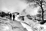 Nach dem Freisprengen der Eismassen kam eine Schneeschleuder zum Einsatz, die von Pirna aus die Strecke freiräumte. (15.01.1970) <i>Foto: RBD Dresden</i>