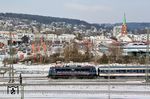 110 469 mit dem NX-Ersatzzug RB 32436 nach Wuppertal-Oberbarmen vor der Kulisse des verschneiten Wuppertal (-Steinbeck). (10.02.2021) <i>Foto: Wolfgang Bügel</i>