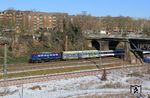 Beim Warten auf die blaue Schwesterlok tauchte noch TRI 110 428 mit dieser unerwarteten Überführungsfahrt von Dortmund nach Köln in Wuppertal-Vohwinkel auf. (12.02.2021) <i>Foto: Wolfgang Bügel</i>