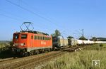 140 806 (Bh Seelze) mit einem Güterzug, auf dem zwei Busse verladen sind, bei Fulda. (06.08.2000) <i>Foto: Thomas Konz</i>