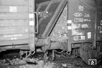 Zwei überpufferte Om-Wagen, deren Ladung im Gleis landete. (10.1955) <i>Foto: A. Dormann, Slg. W. Löckel</i>