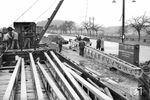 Am 29. Mai 1958 wurde auf der linken Rheinstrecke zwischen Koblenz und Mainz der elektrische Betrieb aufgenommen. Ende 1955 wurden zwischen Bingen und Mainz die ersten Masten aufgestellt. (11.1955) <i>Foto: A. Dormann, Slg. W. Löckel</i>