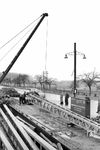Aufstellung der ersten Oberleitungsmasten im Bahnhof Gau-Algesheim. (11.1955) <i>Foto: A. Dormann, Slg. W. Löckel</i>