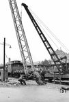 Es war viel Muskelkraft angesagt, um den schweren Turmmast in die richtige Lage auf den Betonsockel zu bekommen. (11.1955) <i>Foto: A. Dormann, Slg. W. Löckel</i>