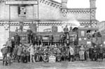 Betriebsangehörige der Militär-Eisenbahn-Betriebswerkstatt Suwalki (Polen) posieren im Ersten Weltkrieg auf einer bayerischen C VI (Baureihe 54.13), die zur Militäreisenbahn-Direktion Nr. 5 in Wilna gehörte. (1918) <i>Foto: RVM-Archiv</i>