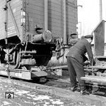 Die Verbindung zwischen dem Gepäckwagen und dem Rollbockwagen wird hergestellt. (02.1955) <i>Foto: Prof. Wolfgang Reisewitz</i>