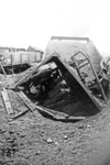 Zerstörte Fahrzeuge in einem belgischen Bahnhof nach einem deutschen Luftangriff. Ein Fotograf der Prppagandakompanie hielt das Ergebnis im Foto fest. (1940) <i>Foto: PK (Schulze)</i>