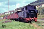Für die Schmalspurbahn Nagold – Altensteig wurde 99 193 im Jahre 1927 von der Maschinenfabrik Esslingen gebaut. 40 Jahre lang war sie ausschließlich dort im Einsatz und blieb als einzige der insgesamt 4 gebauten Maschinen erhalten. Allerdings rangiert sie hier keinen Güterzug mehr zusammen, sondern die kleine Aufschrift unter dem Lokschild verrät, dass sie bereits ausgemustert ist. 1969 wurde sie in die Schweiz an die Museumsbahn Blonay–Chamby verkauft. (07.05.1968) <i>Foto: Dieter Junker</i>
