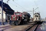 Ein sog. Halbzug (Nr. 27/28) der Oberrheinischen Eisenbahn-Gesellschaft AG (OEG) begegnet in Mannheim-Wallstadt der dort rangierenden Lok 02 der OEG. (03.10.1970) <i>Foto: Dieter Junker</i>