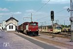 OEG Lok 02 (Gmeinder, Baujahr 1953) mit einem Güterzug im Bahnhof Mannheim-Käfertal. Rechts der OEG-Duewag-Tw 91. (01.06.1970) <i>Foto: Dieter Junker</i>