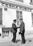 Begrüßung zwischen dem deutschen und tschechischen Eisenbahner im Grenzbahnhof Ceska Kubice - ein wohl für den Fotografen gestelltes Foto, das im Gegensatz zu der damaligen politischen Lage die gute und reibungslose Zusammenarbeit zwischen den Eisenbahne(r)n dokumentieren sollte. (1964) <i>Foto: BD Regensburg (Zeitler)</i>
