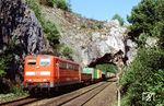 Das Felsentor von Etterzhausen war ein Eisenbahntunnel auf der Bahnstrecke Nürnberg–Regensburg. Der nur 16 m lange Tunnel lag in einem Naturschutzgebiet und unterquerte eine etwa 20 Meter hohe Felsrippe. Er wurde am 31. Mai 2010 gesprengt. Hier unterquert 151 030 mit TEC 42917 (Maschen - Wien) das Felsentor. (13.06.2006) <i>Foto: Thomas Konz</i>