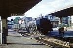 Die von 1948 bis 1952 gebaute Reihe 241 P der französischen Staatsbahn SNCF galten als die leistungsfähigsten Dampflokomotiven Europas. Hier fährt eine 241 P mit einem Schnellzug in Belfort ein. (1964) <i>Foto: Robin Fell</i>
