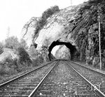 Der Felstortunnel von Etterzhausen auf der Bahnstrecke Nürnberg – Regensburg war mit einer Länge von 16 Metern Deutschlands kürzester Eisenbahntunnel. Er wurde in den Jahren 1869/70 gebaut und 1873 in Betrieb genommen. 100 Jahre lang überstand er offenkundig problemlos, eine erste Sanierung erfolgte erst um 1970. Die Bahn AG bescheinigte ihm allerdings einen schlechten Zustand, wobei es wohl eher um die Kosten für die Absicherung ging, die jährlich rund 25.000.- Euro betrugen. Am 31. Mai 2010 wurde der Tunnel gesprengt. (1911) <i>Foto: RBD Regensburg</i>