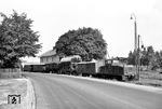 V 29 953 wartet mit einem abfahrbereiten Güterzug nach Wörth am ehemaligen Bahnsteig des Bahnhofs Regensburg-Kalkwerke.  (24.07.1965) <i>Foto: Franz Jäger</i>