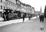 LAB 61 (spätere 99 251) in der Endhaltestelle der Walhallabahn in Stadtamhofer Hauptstraße in Regensburg. Die Tage des Bahnbetriebs sind hier allerdings gezählt. 2 Monate nach dieser Aufnahme, am 5. Juni 1933, verkehrte der letzte Zug ab dem Stadtbahnhof. Vorübergehend übernahm der Güterbahnhof Steinweg dessen Aufgabe, bis am 18. Juli 1933 der neu eingerichtete Personenbahnhof Reinhausen seinen Betrieb aufnahm. Im Hintergrund zeigt sich der Regensburger Dom. (04.1933) <i>Foto: RBD Regensburg</i>