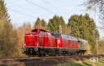 Die frisch im Februar 2021 von der Vulkan-Eifel-Bahn Betriebsgesellschaft aus Gerolstein übernommene 221 122 wird von V 100 2091 als DbZ 56051 aus Stendal (mit Übernachtung in Hamm) in ihre neue Heimat überführt. (25.02.2021) <i>Foto: Joachim Bügel</i>