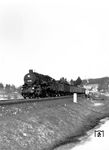 Die zum Bw Villingen gehörende 58 513 mit einem Güterzug auf der Schwarzwaldbahn bei Sommerau. Im August 1952 strich die DB sie aus den Bestandslisten. (1949) <i>Foto: Klein</i>