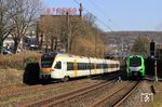 In Wuppertal-Sonnborn überholt die Eurobahn ET 7.05 als RE 20076 nach Venlo den 429 017 als S 9 nach Recklinghausen. (25.02.2021) <i>Foto: Wolfgang Bügel</i>