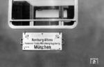 Zuglaufschild des "blauen Enzian". Ab 1952 fuhr der neue Premienzug der DB zwischen Hamburg und München. Von 1953 bis 1957 bestand er aus der Garnitur des früheren Henschel-Wegmann-Zuges und einer zweiten Wagengarnitur, die speziell für den Zug aus Vorkriegswagen wir dem Salonwagen des Reichspressesprechers Otto Dietrich in Schürzenwagenbauart (ehemals 10 251), einem Schnellzugwagen der Verwendungsgruppe 29, einem Schnellzugwagen der Verwendungsgruppe 35, einem Speisewagen WR4ü-28, meist der DSG WR 1230 aus dem Rheingold 1928 und einem Schnellzugwagen dritter Klasse der Verwendungsgruppe 39 (Schürzenwagen) bestand. Der Name „Blauer Enzian“ war übrigens das Ergebnis eines Preisausschreibens, das die DB unter ihren Fahrgästen 1951 veranstaltete.  (1955) <i>Foto: Robin Fell</i>