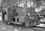 Die Deutsche Reichsbahn legte 1931 für die Kleinlokomotiven eine Buchstabenkombination fest, die immer mit dem Stammbuchstaben K begann, gefolgt von einem Index für den verwendete Antriebsart: b (Benzol) stand für Antrieb durch Vergasermotor und ö (Öl) für Antrieb durch Dieselmotoren. Die Kleinlokomotiven wurden in zwei Leistungsgruppen eingeteilt: Loks mit geringer Motorleitung (bis 50 PS) der „Leistungsgruppe I“ zugeordnet und erhielten den Nummernbereich von 0001 bis 3999, Kleinloks zwischen 51 und 150 PS der Leistungsgruppe II. Da nur sehr wenige Lokomotiven mit Vergasermotoren (Kb) ausgeliefert wurden, wurde die Bezeichnung Kö I, K=Kleinlokomotive, ö=Dieselmotor, Leistungsgruppe I, am gebräuchlichsten. Kb 4147 wurde am 16.03.1934 an die Reichsbahn ausgeliefert und behielt bis zu ihrem Umbau 1959, der Ausrüstung mit einem Voith-Turbogetriebe, diese Nummer. Nach dem Umbau wurde sie als "Köf 4147" geführt, 1968 wurde sie in 321 501 umgezeichnet, 1969 in 322 623 umgebaut. Das Bild entstand im Bahnhof Triberg/Schwarzwald. (1950) <i>Foto: Klein</i>