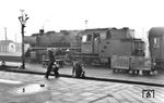 Seit 1951 waren alle 62er der DB bis zu deren Ausmusterung beim Bw Krefeld beheimatet. Im dortigen Hauptbahnhof wurde 62 005 angetroffen, die noch bis Januar 1956 im Einsatz stand. Nebenbei wurden zwei Eisenbahner beim vorschriftswidrigen Überqueren der Gleise erwischt.  (27.11.1954) <i>Foto: Hans Schmidt</i>