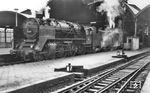62 011 war am 09.07.1951 vom Bw Essen Hbf zum Bw Krefeld versetzt worden. In Krefeld Hbf steht sie vor einem Personenzug nach Köln. (05.02.1955) <i>Foto: Hans Schmidt</i>