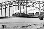 38 3543 vom Bw Krefeld fährt mit einem Personenzug über die Hammer Rheinbrücke zwischen Düsseldorf und Neuss. (11.1956) <i>Foto: Ernst Winter</i>