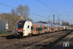 Wegen Bauarbeiten auf der Fernbahn Köln - Düsseldorf sind 462 037 und 462 045 als RE 89727 nach Minden ausnahmsweise auf der Güterstrecke zwischen Opladen und Düsseldorf-Eller in Hilden unterwegs. (02.03.2021) <i>Foto: Wolfgang Bügel</i>