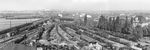 Das Panoramabild zeigt das Ausbesserungswerk Frankfurt-Nied mit zahlreichen Dampfloks der Baureihen 01, 18.6 und 18.3. Es wurde 1918 eröffnet und 1967 geschlossen und zeichnete maßgeblich für die Unterhaltung von Schnellzugdampfloks und verschiedene Umbauten wie die Ausrüstung der Loks mit Hochleistungskesseln verantwortlich. (1959) <i>Foto: Siegfried Born</i>