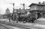 52 8126 (ex 52 362, Baujahr 1943) vom Bw Angermünde ergänzt ihre Wasservorräte im Bahnhof Bad Freienwalde/Oder. (07.09.1983) <i>Foto: Joachim Schmidt</i>