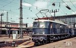 Die 1939 in Dienst gestellte Baureihe E 19 war zu ihrer Zeit die stärkste Einrahmenlok der Welt und erreichte eine zulässige Höchstgeschwindigkeit von 180 km/h, konstruktiv war sie sogar für Geschwindigkeiten bis 225 km/h ausgelegt. Bis auf einen kurzen Ausflug von zwei Jahren nach Hagen war E 19 01 immer beim Bw Nürnberg Hbf stationiert. Hier steht sie in der blau/schwarzen DB-Lackierung vor einem F-Zug in München Hbf.  (25.06.1962) <i>Foto: Theodore Shrady</i>