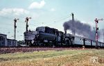 38 3708 mit einem Personenzug nach Limburg in Frankfurt-Höchst. (29.07.1962) <i>Foto: Theodore Shrady</i>