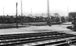 Das bekanntere Bahnbetriebswerk in Osnabrück war sicherlich das Bw Hbf, wohl auch, weil dort die Schnellzugloks beheimatet waren. Das in seinem Schatten liegende Bw Vbf entstand im Zusammenhang mit dem Bau des Güterbahnhofs im Jahre 1912. In den 1950er Jahren wurden im Güterbahnhof, ab 18.05.1952 Verschiebebahnhof, täglich bis zu 2500 Güterwagen abgefertigt. So ist es wenig verwunderlich, dass sich im Bw auf den Freigleisen am Lokschuppen zahlreiche Loks der Baureihen 24, 38, 41, 50 und 94 tummeln. Neben 41 111 aus Rheine konnte 24 015 aus Oldenburg identifiziert werden. Gekonnt wurden beide Drehscheiben des Ringlokschuppens ins Bild gesetzt. Zum Fahrplanwechsel am 28. Mai 1961 erfolgte die Umbenennung der Dienststellen in Osnabrück Rbf.  (09.08.1955) <i>Foto: Manfred van Kampen</i>