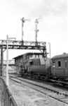38 1332 (Bw Karlsruhe) verlässt den mit badischen Signalen ausgerüsteten Bahnhof Schwetzingen an der Rheintalbahn. (05.09.1954) <i>Foto: Manfred van Kampen</i>