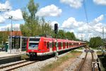 423 171 fährt mit einem Schwesterfahrzeug als S 6749 aus München in den Bahnhof Höhenkirchen-Siegertsbrunn ein. (16.05.2017) <i>Foto: Stefan von Lossow</i>